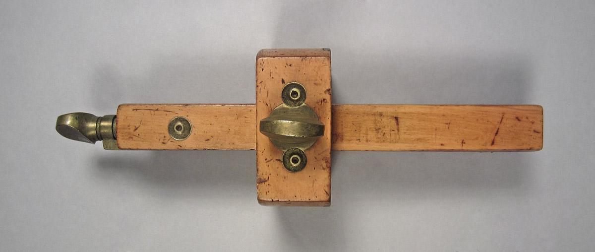 1995.0006.319 A-C, Mortise gauge, top