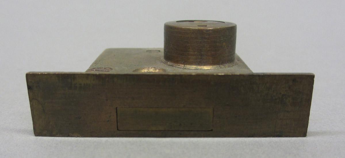 1995.0006.325 Lock, latch side view