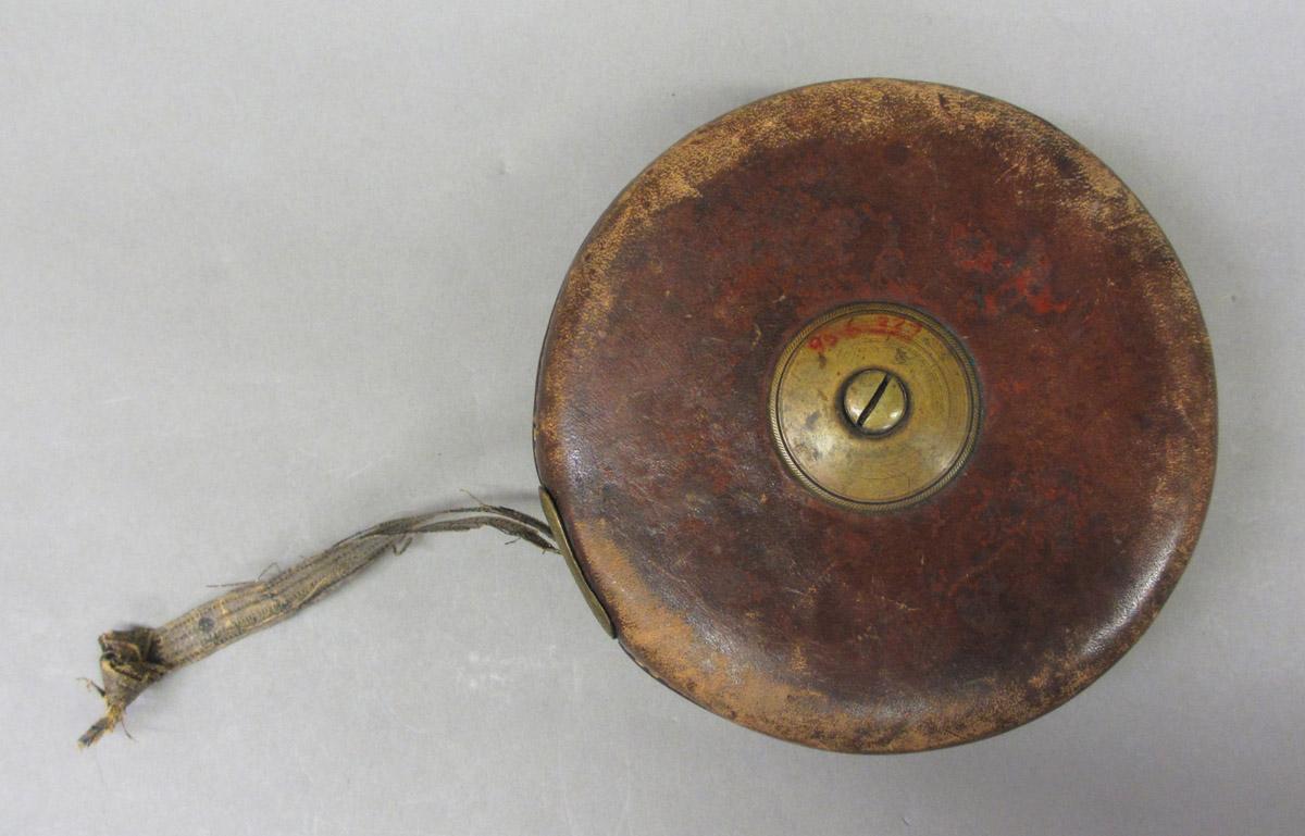1995.0006.337 Measuring tape, bottom view