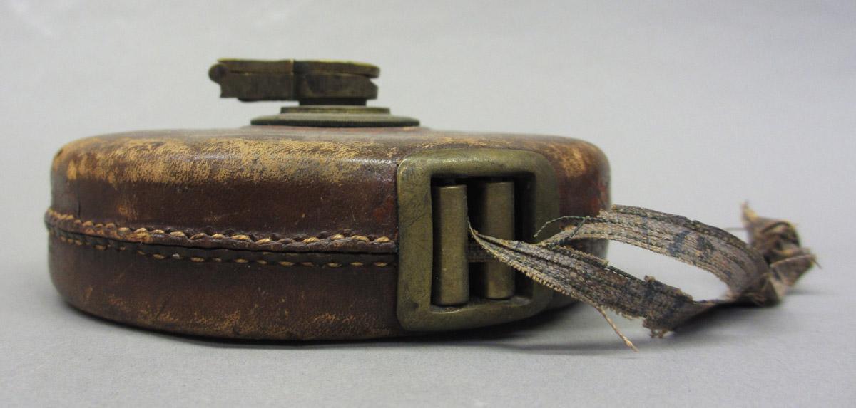 1995.0006.337 Measuring tape, side view