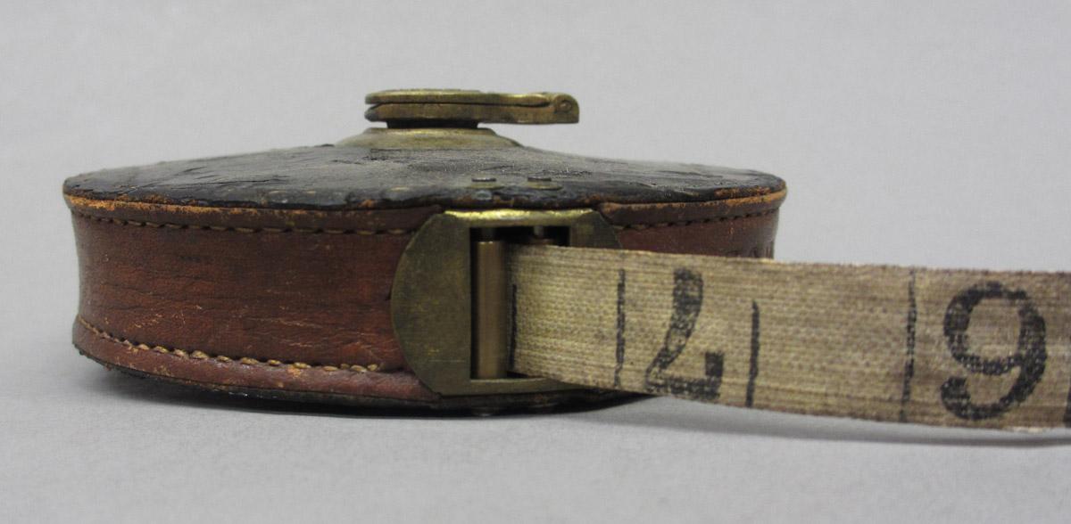 1995.0006.346 Measuring tape, side view