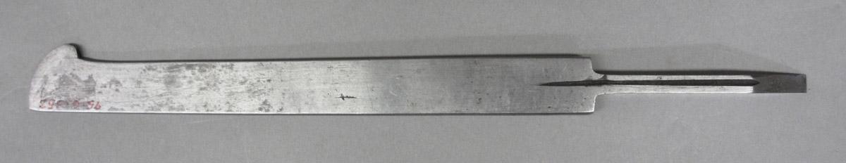 1995.0006.353 Plow plane iron, reverse view