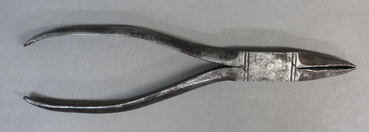 1995.0006.372 Flat-nosed pliers, side 1