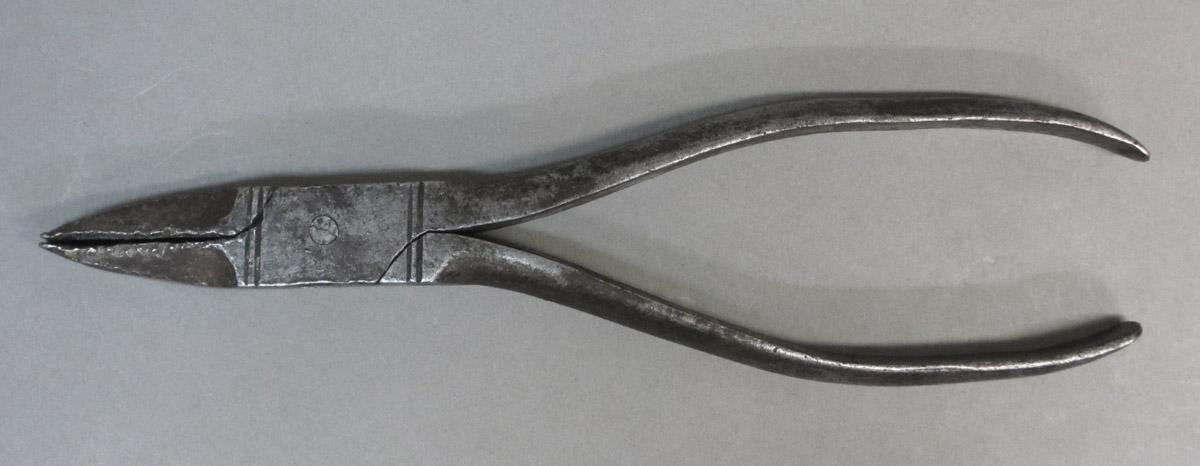 1995.0006.372 Flat-nosed pliers, side 2