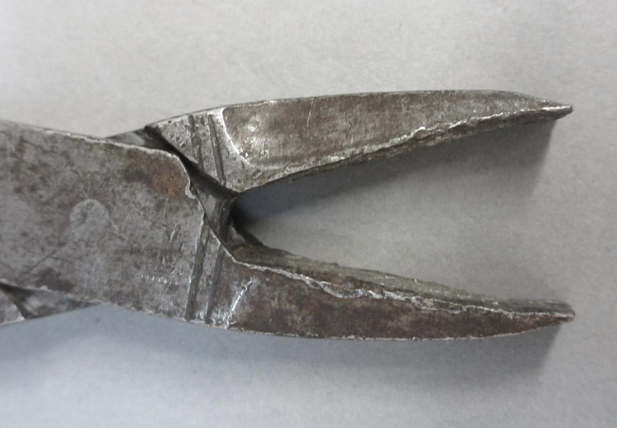 1995.0006.372 Flat-nosed pliers, jaws detail