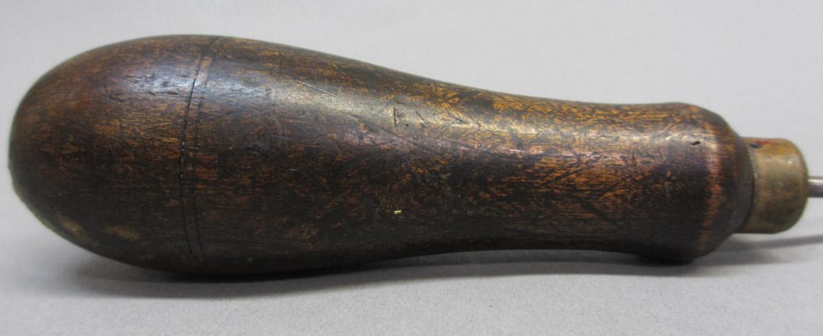 1995.0006.373 Awl, handle detail