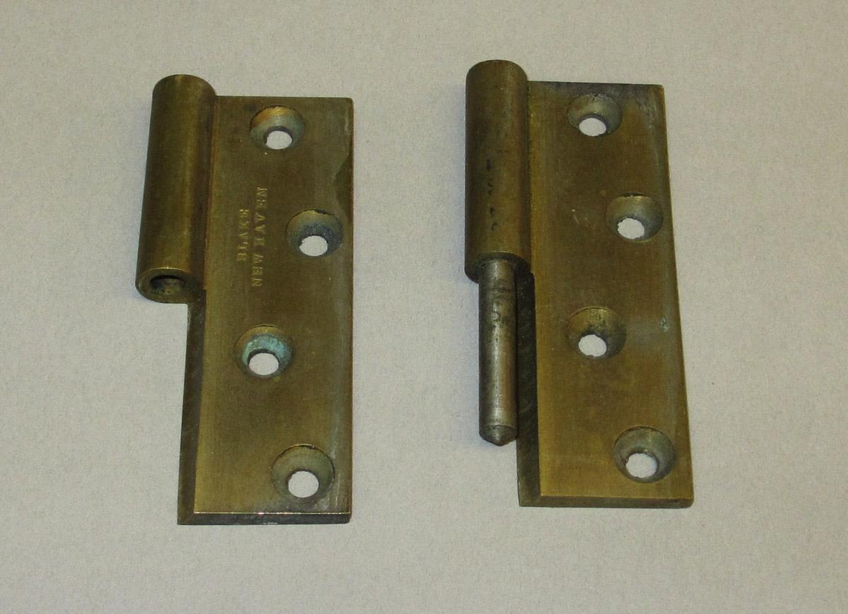 1995.0006.384 Hinge, apart view
