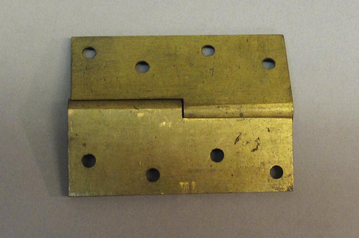 1995.0006.385 Hinge, rear view