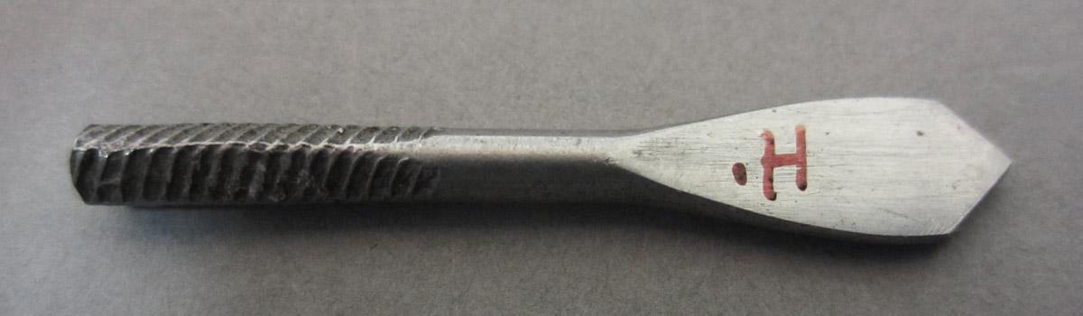 1995.0006.389 H Awl pad, bit H