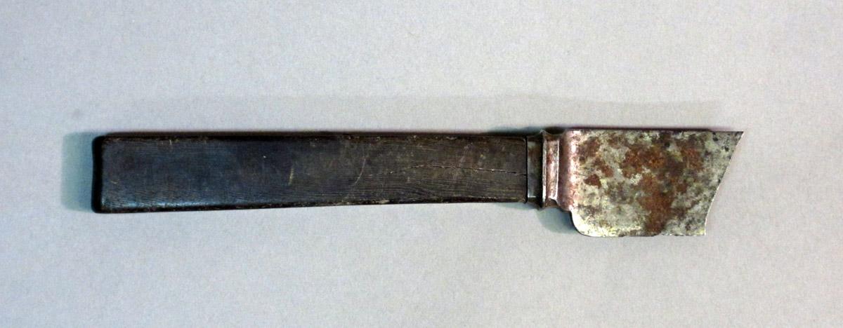 1995.0006.391 Knife fragment, right