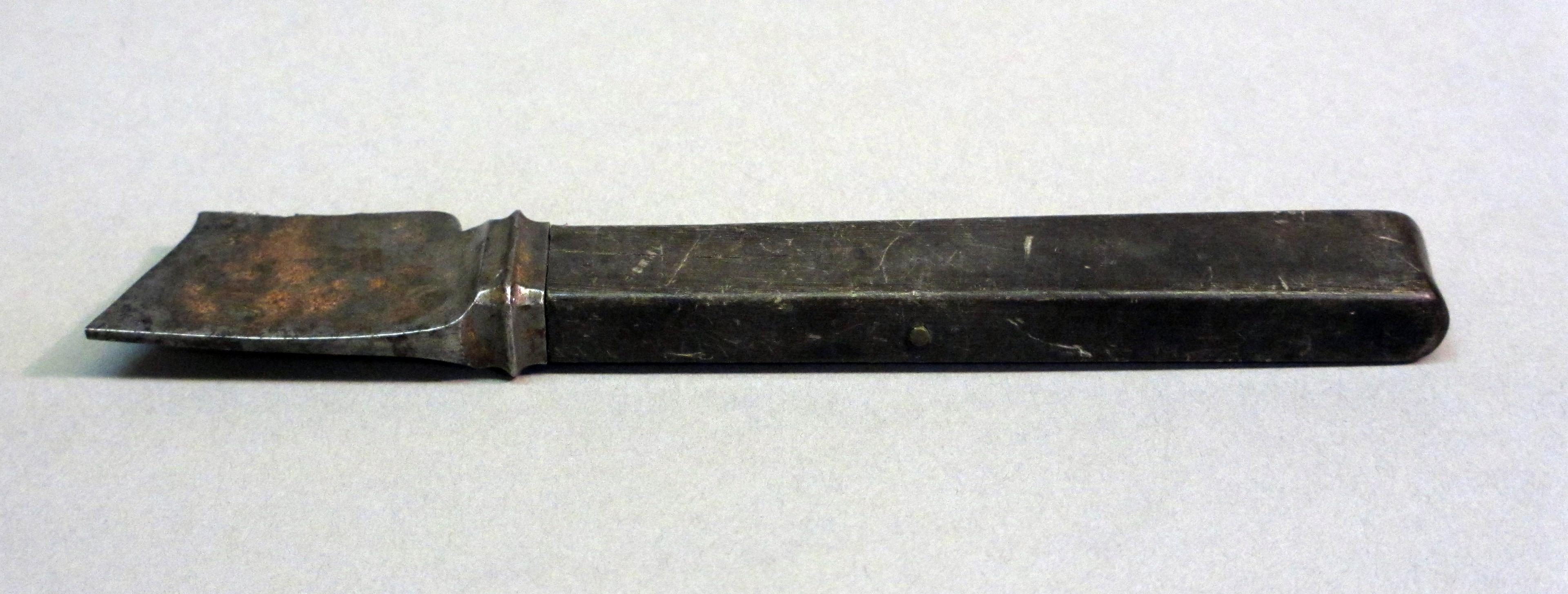 1995.0006.391 Knife fragment, side
