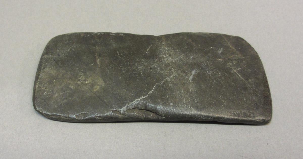 1995.0006.393 Oil stone, rear view