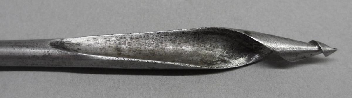 1995.0006.397 Twisted shell auger, tip detail