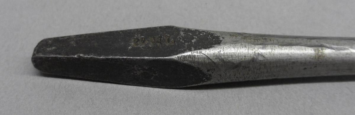 1995.0006.397 Twisted shell auger, tang detail