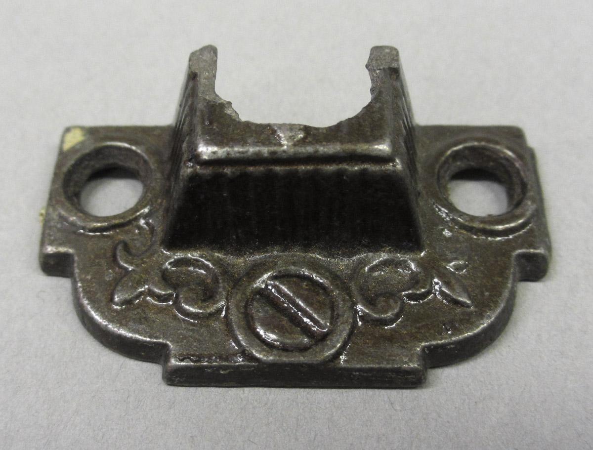 1995.0006.409 Latch plate, angle view