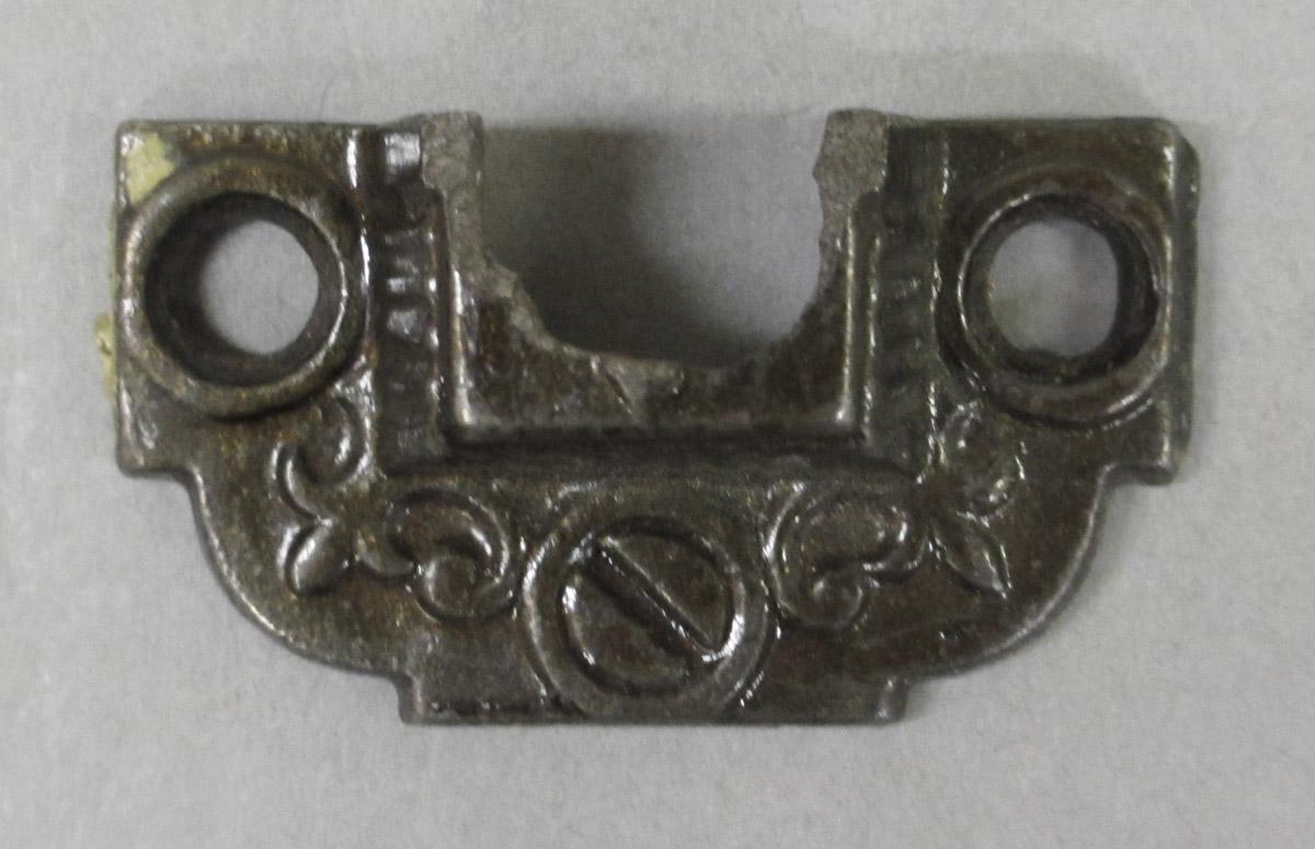 1995.0006.409 Latch plate, top view