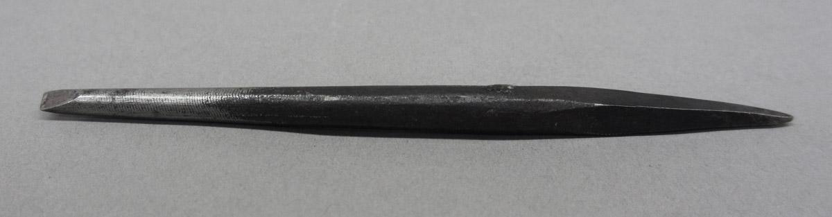 1995.0006.415 Awl blade, side 1