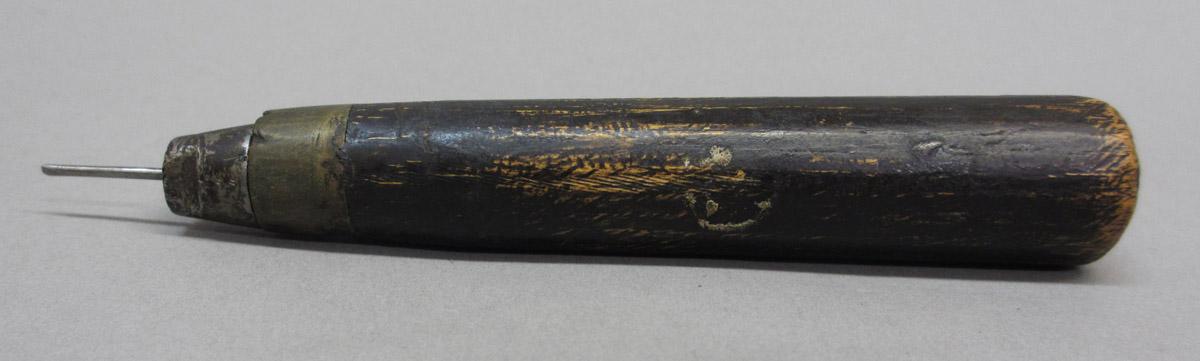 1995.0006.421 Awl pad, side 1