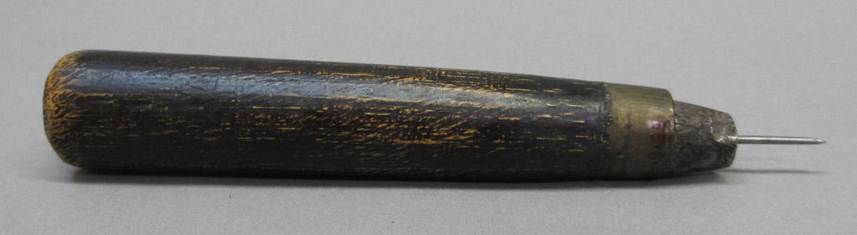 1995.0006.421 Awl pad, side 2