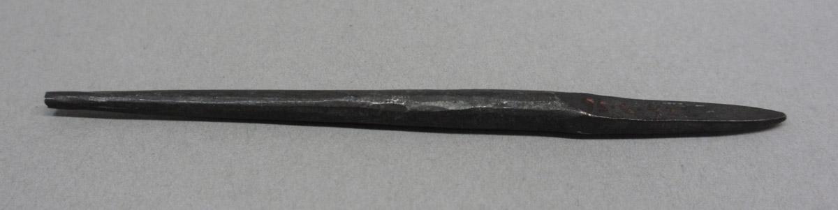 1995.0006.422 Awl blade, side 1