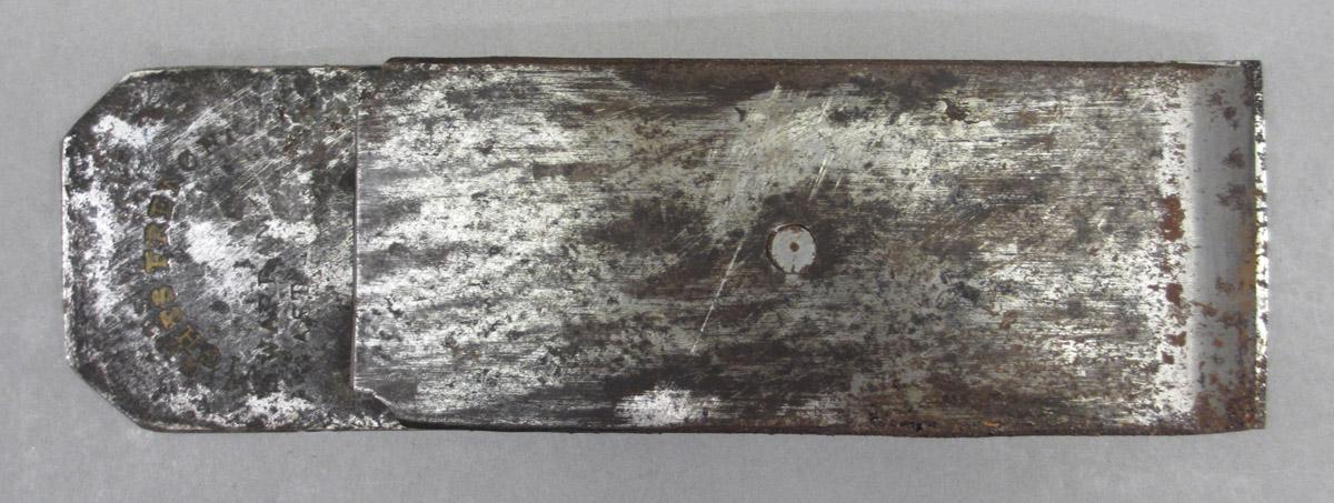 1995.0006.423 Bench plane iron, bottom view