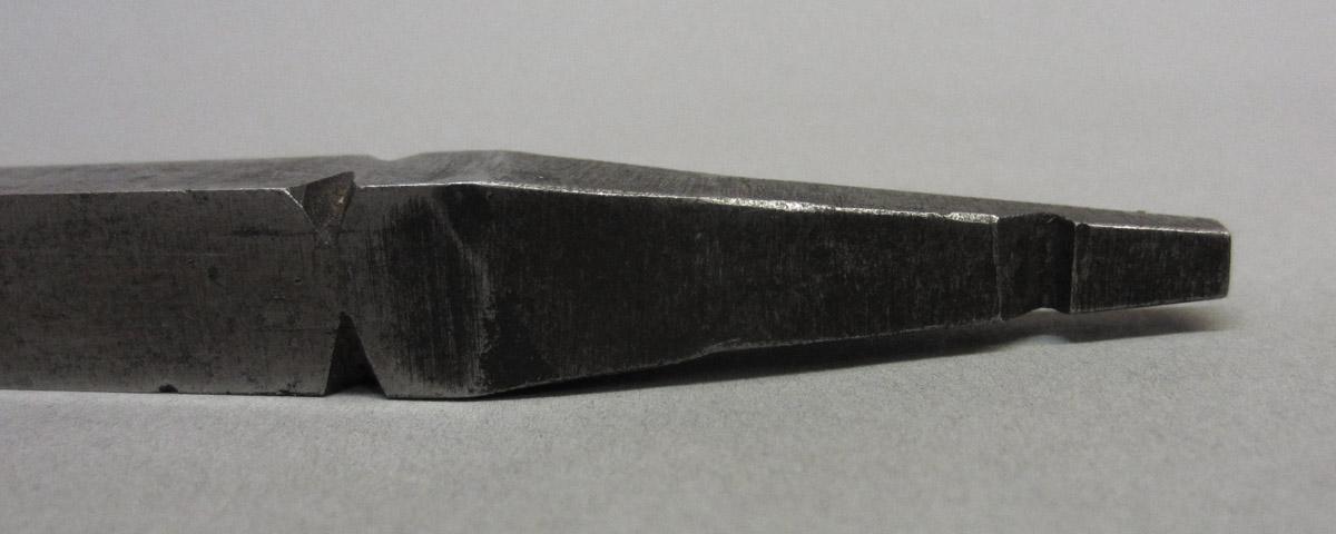 1995.0006.388 Reamer bit, tang notch detail