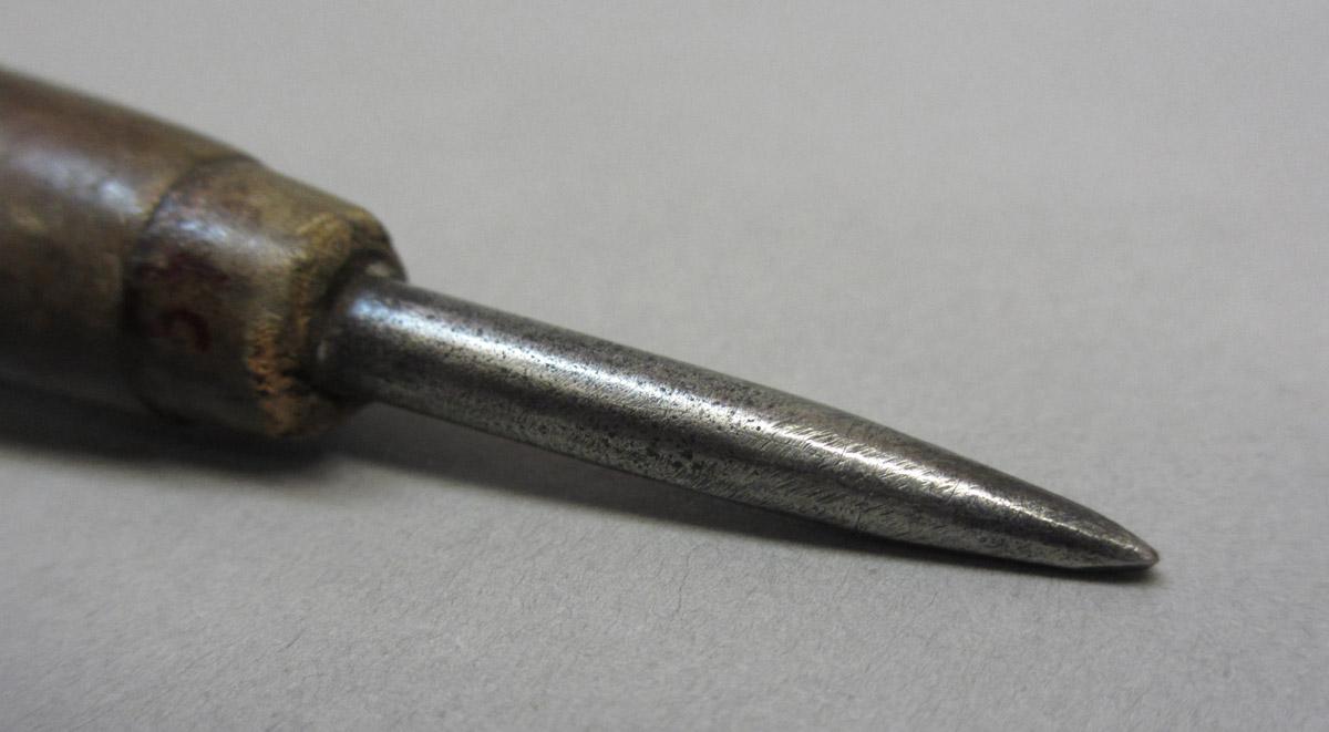 1995.0006.454 Awl, tip detail