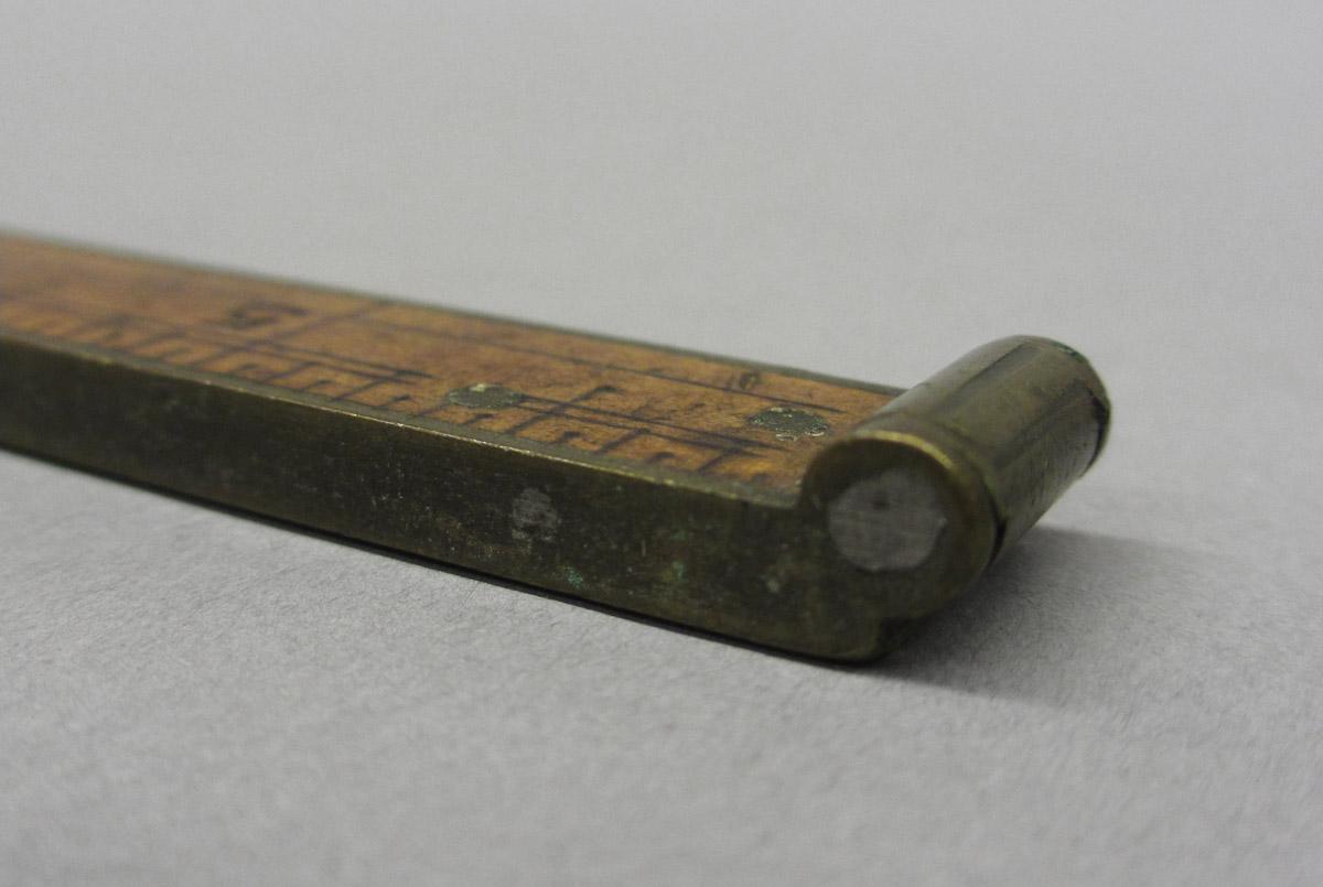 1995.0006.506 Rule fragment, hinge detail