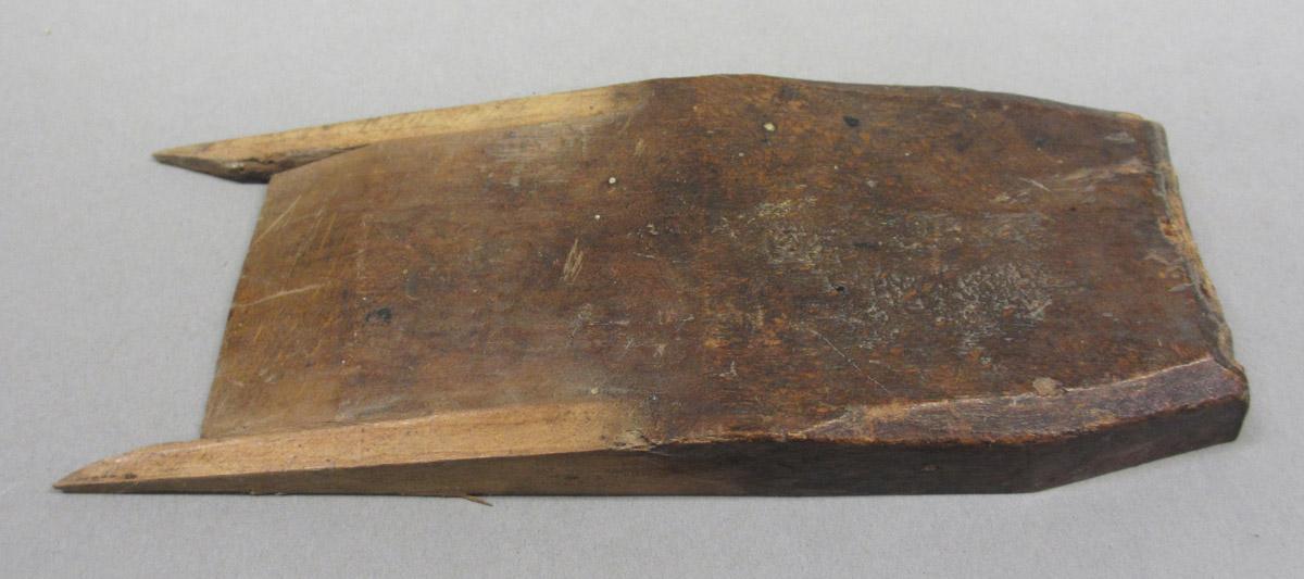 1995.0006.511 Smooth plane, wedge angle view