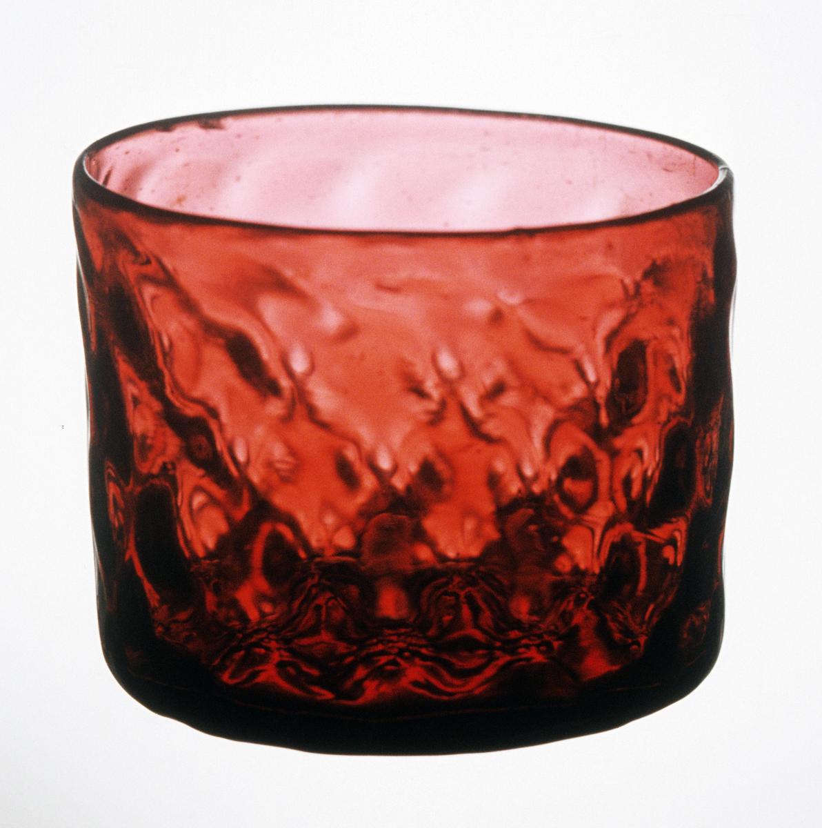 1995.0013 Ruby glass jar