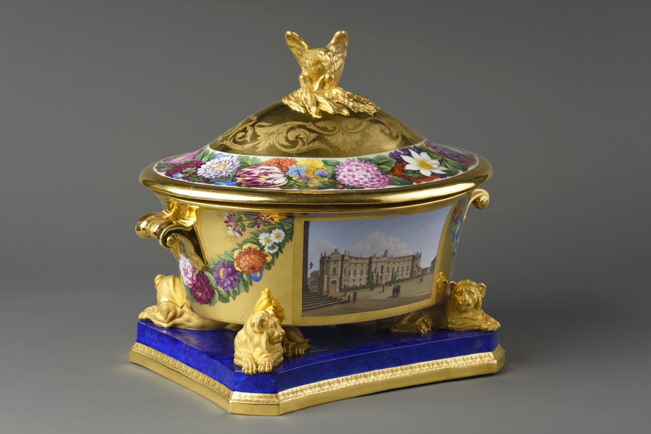 1996.0004.008 A Tureen, B Lid, C Tureen stand, view 1