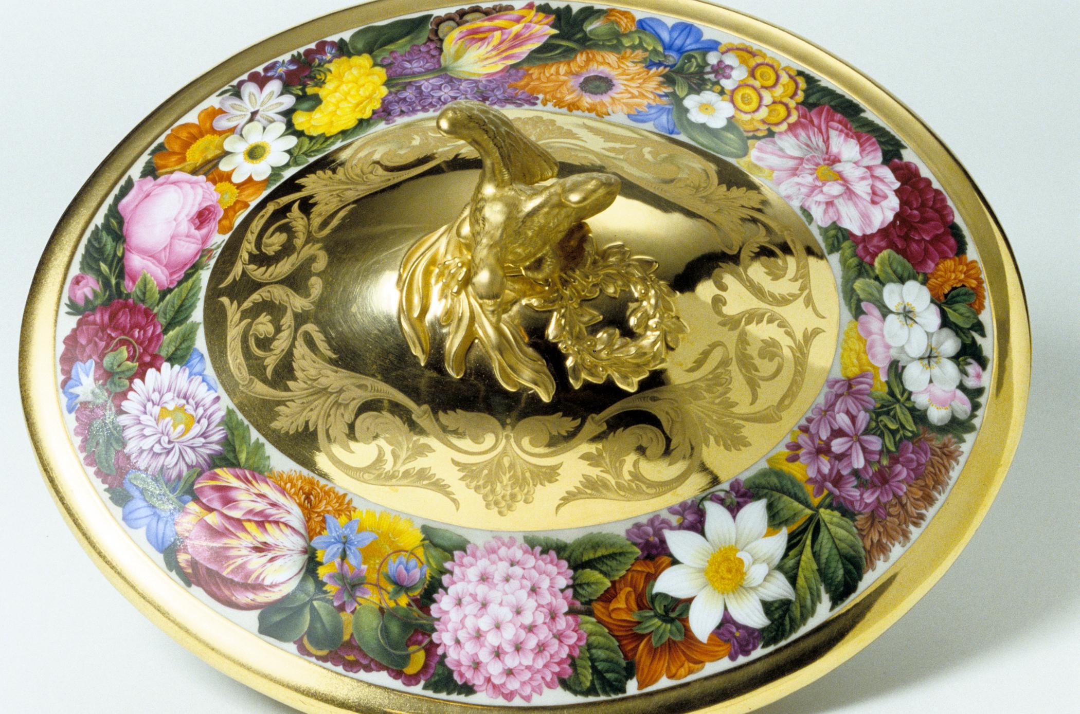 1996.0004.008 A-D Tureen (detail 1)