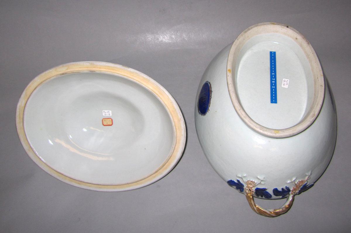 1996.0004.018.001 A,B Porcelain tureen underside