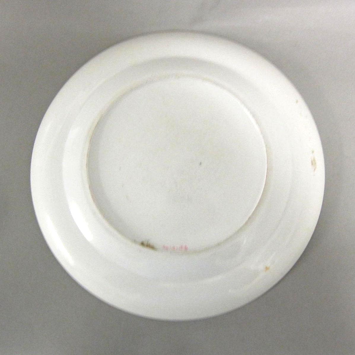 1996.0004.018.002 Porcelain plate underside