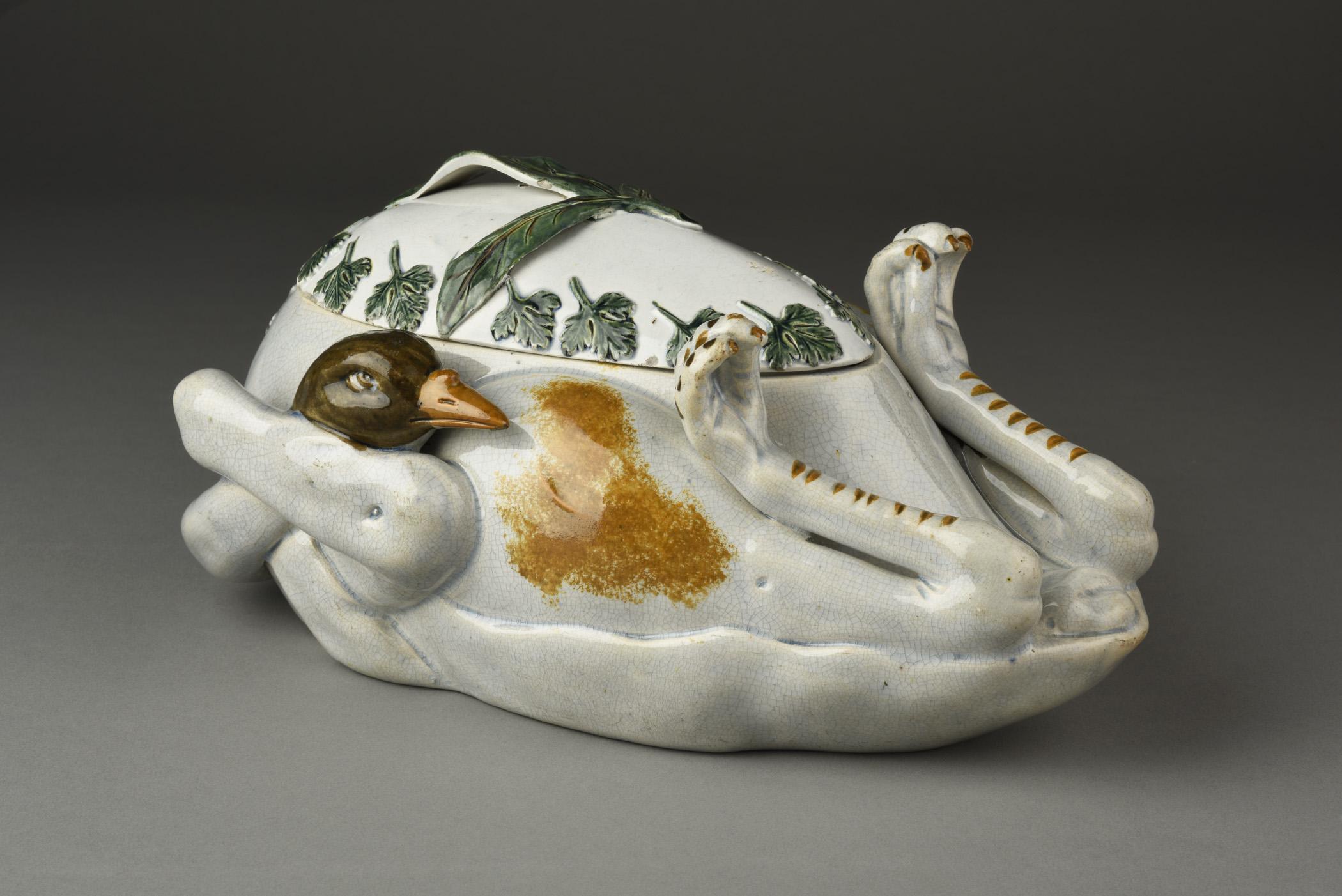 1996.0004.032 A Tureen, B Lid, view 1
