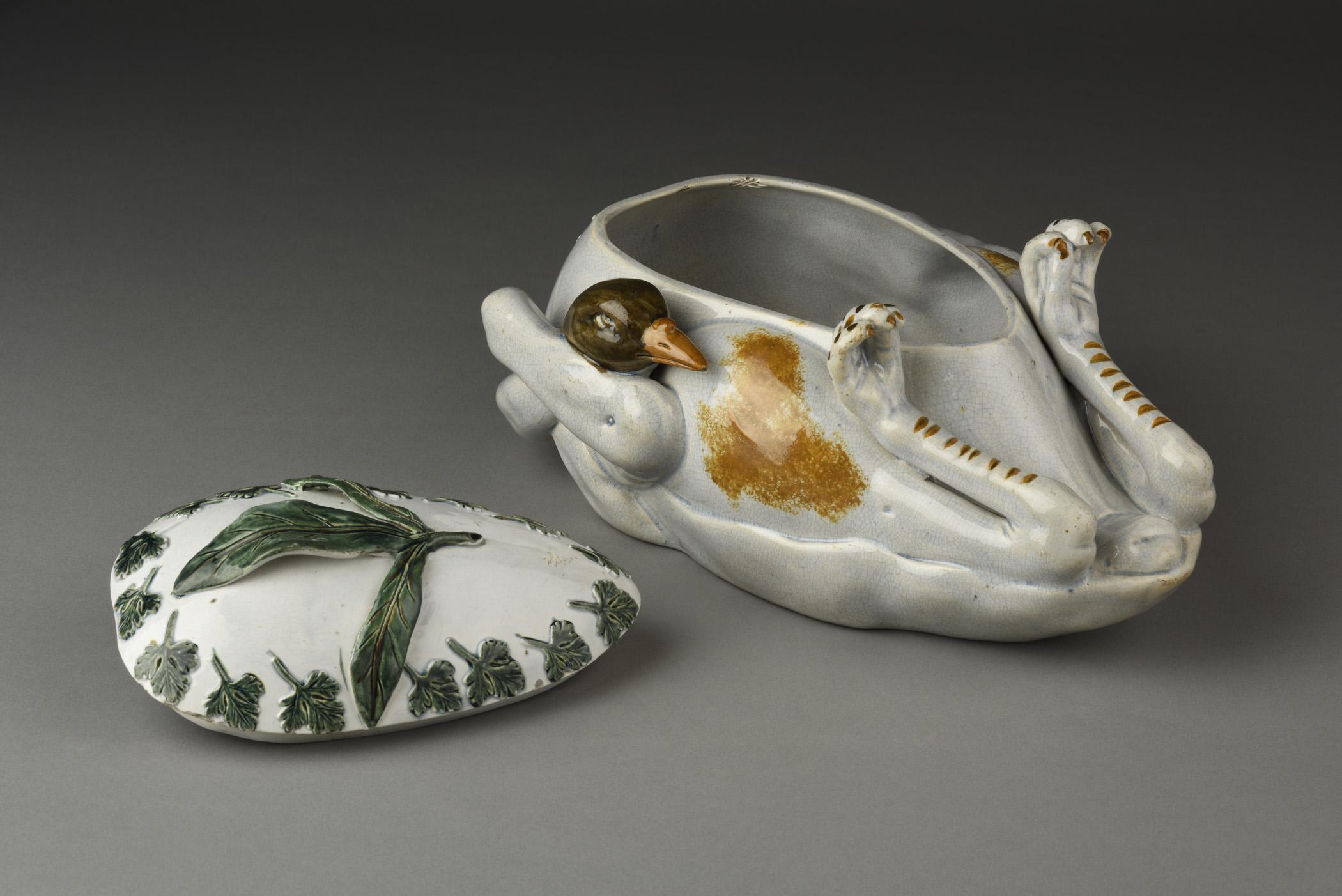 1996.0004.032 A Tureen, B Lid, view 3