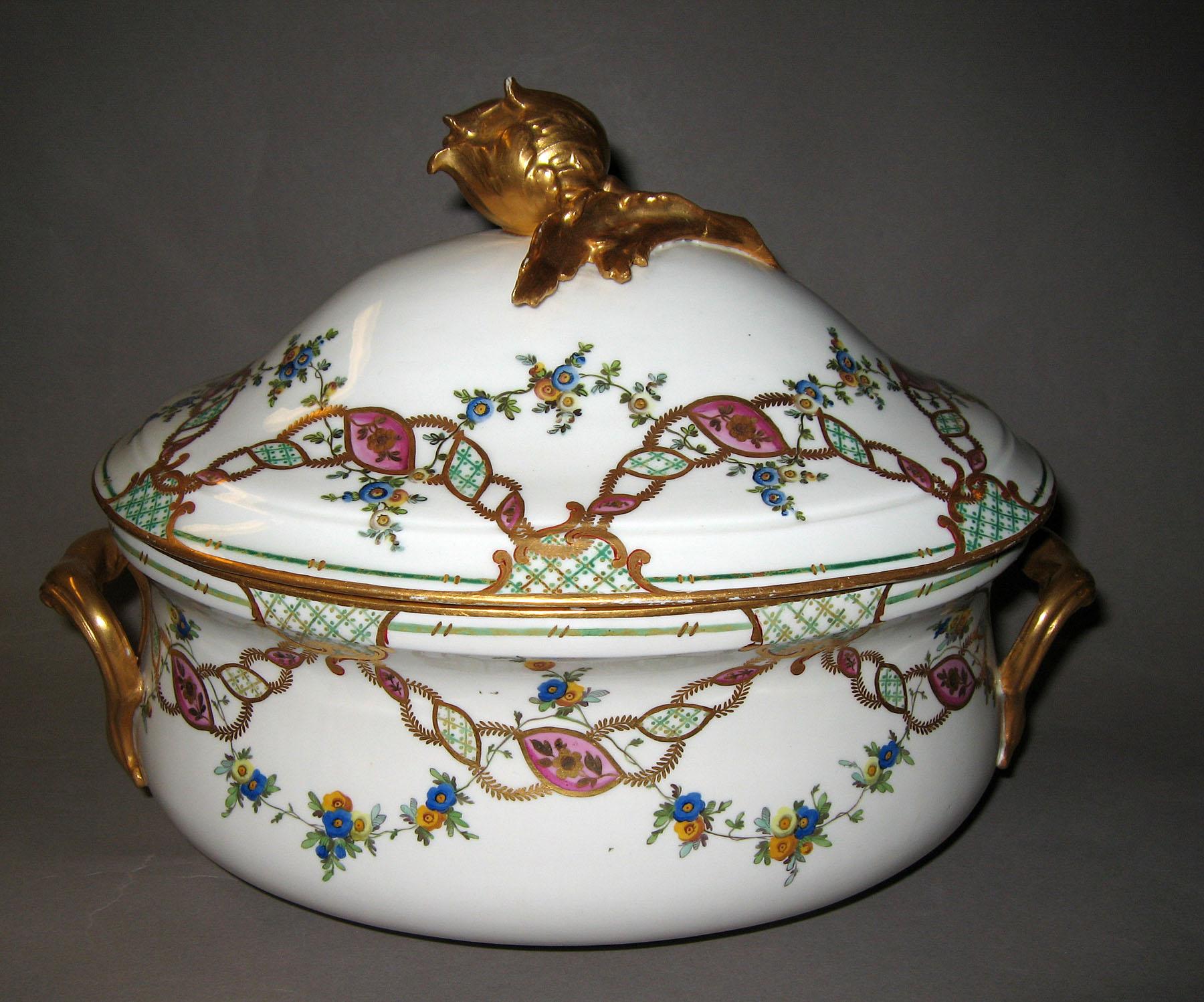 1996.0004.034 Vienna tureen and cover