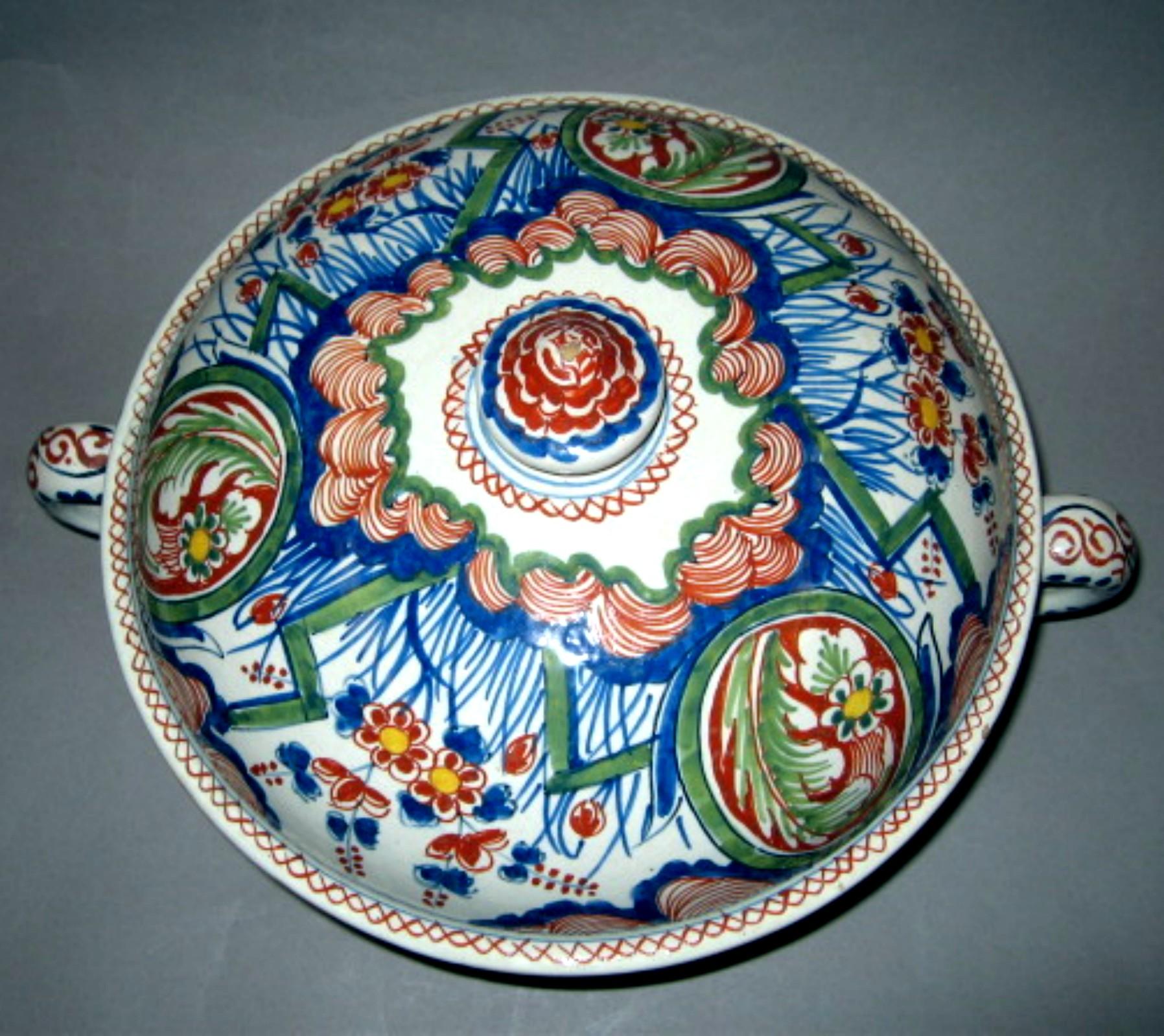 1996.0004.040 A, B Tin-glazed earthenware tureen (top)