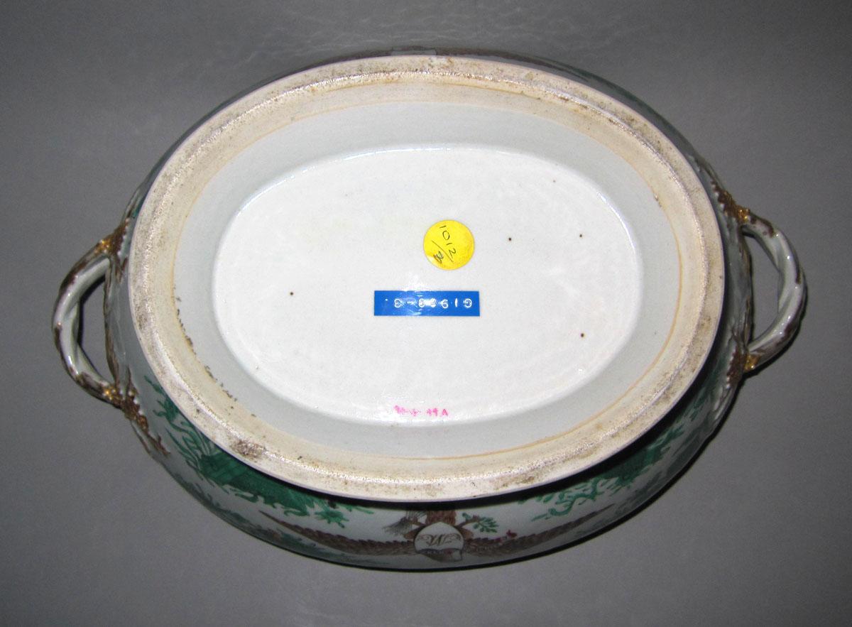 1996.0004.044 A Porcelain tureen underside