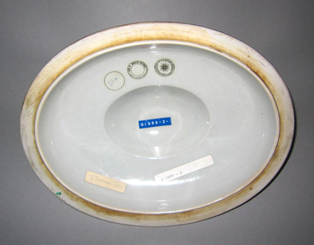 1996.0004.044 B Porcelain tureen underside