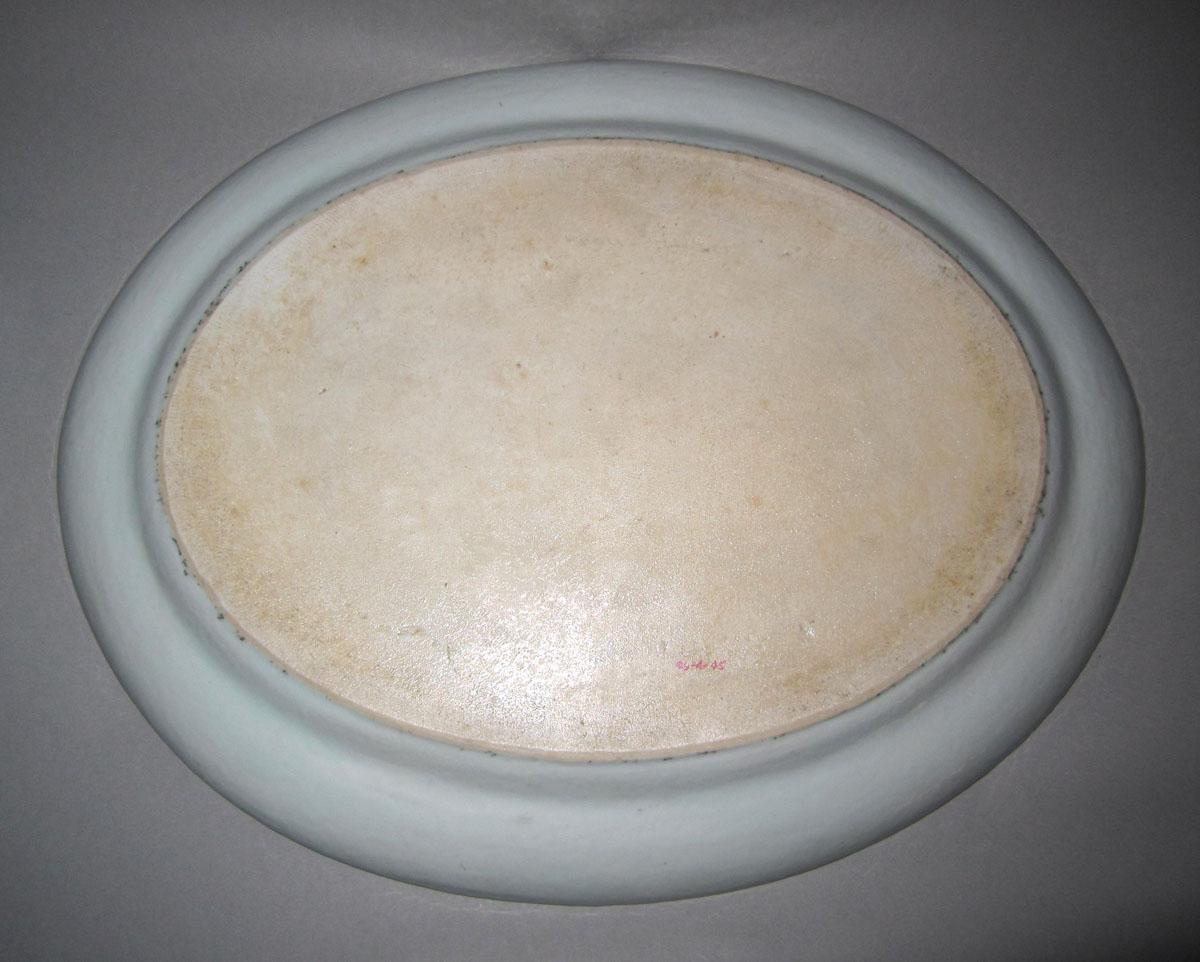 1996.0004.045 Porcelain tureen stand underside