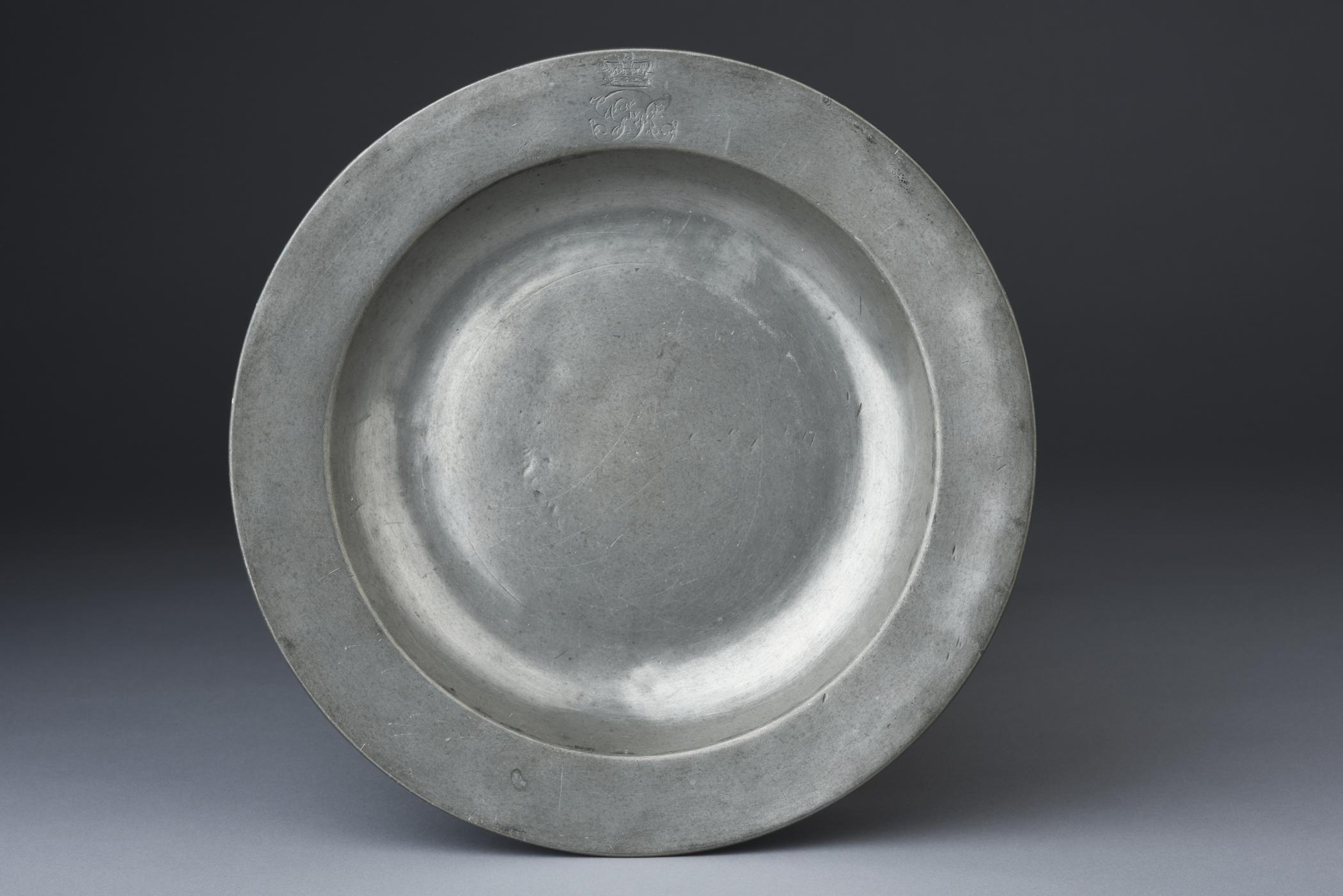 1996.0004.100.003 Plate or bowl, view 1
