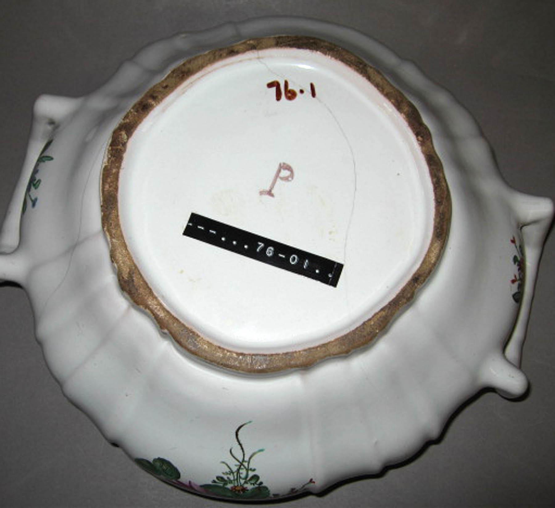 1996.0004.121 A German faience tureen (underside)