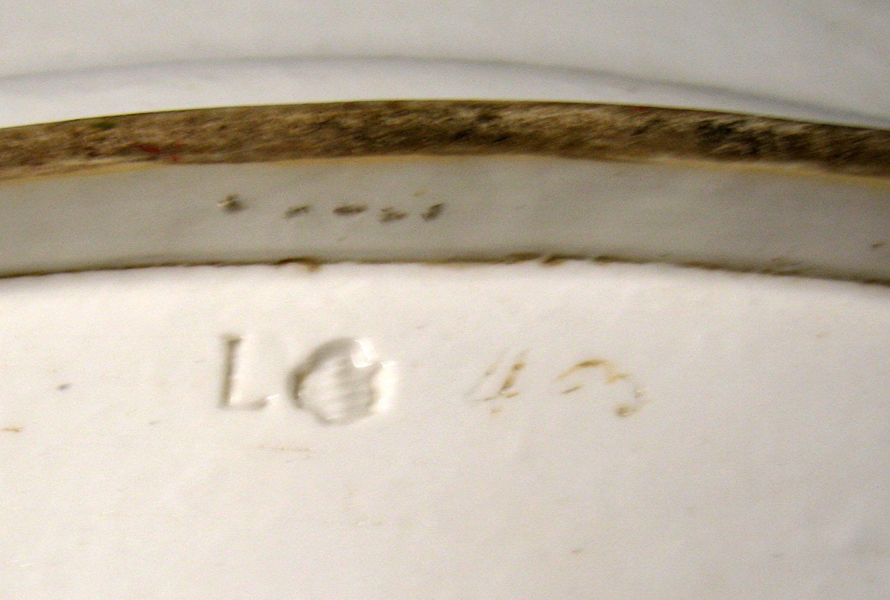 1996.0004.123 C Tureen stand (mark)