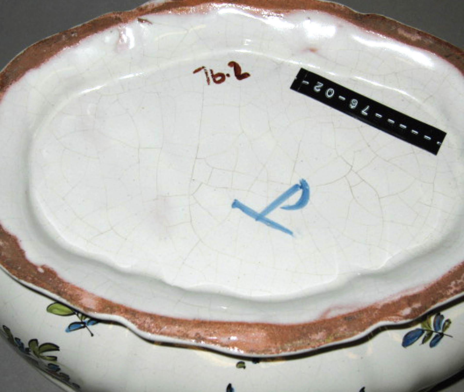 1996.0004.124 A Tin-glazed earthenware tureen (underside)