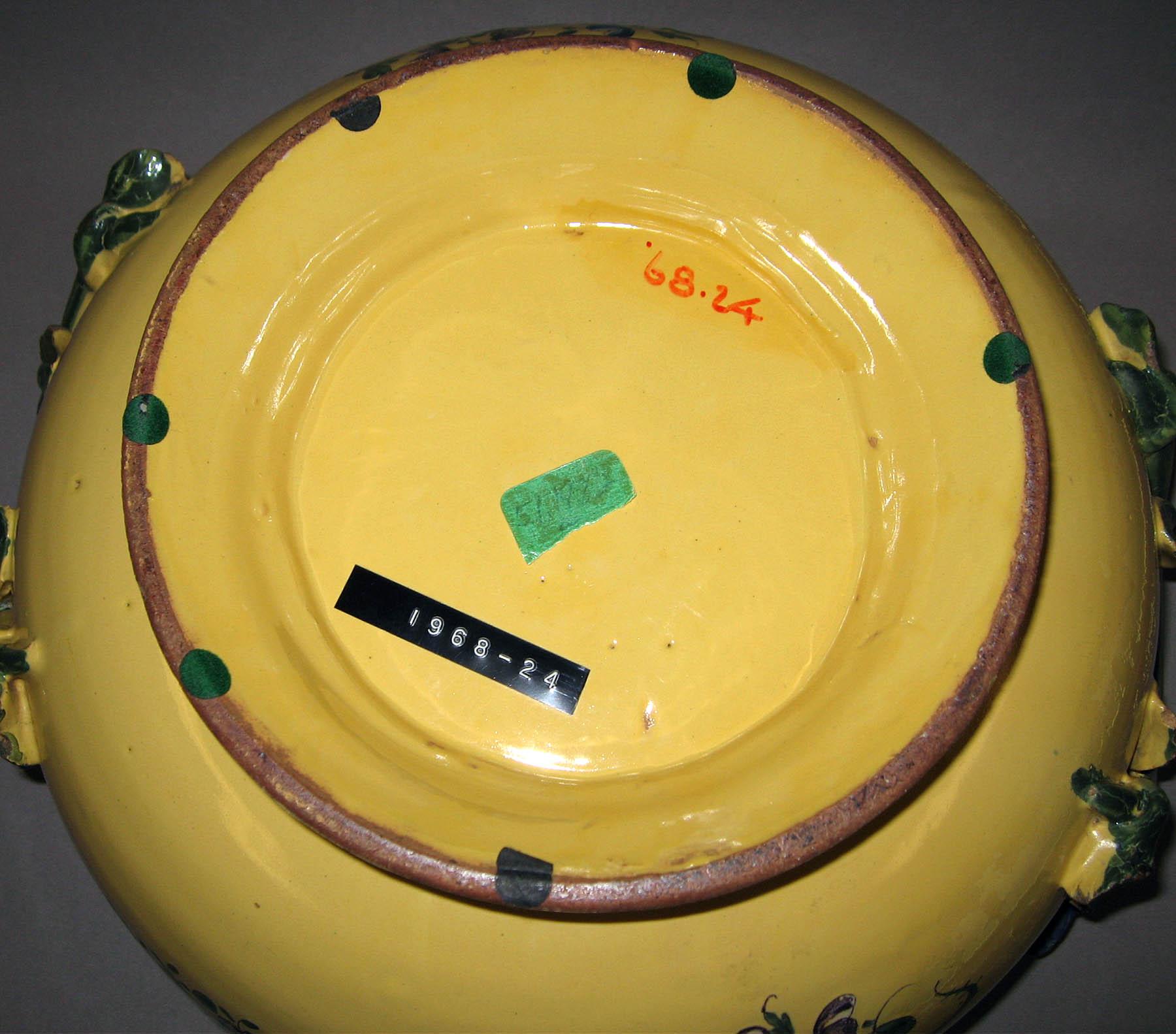 1996.0004.125 A, B Tin-glazed earthenware tureen (underside)