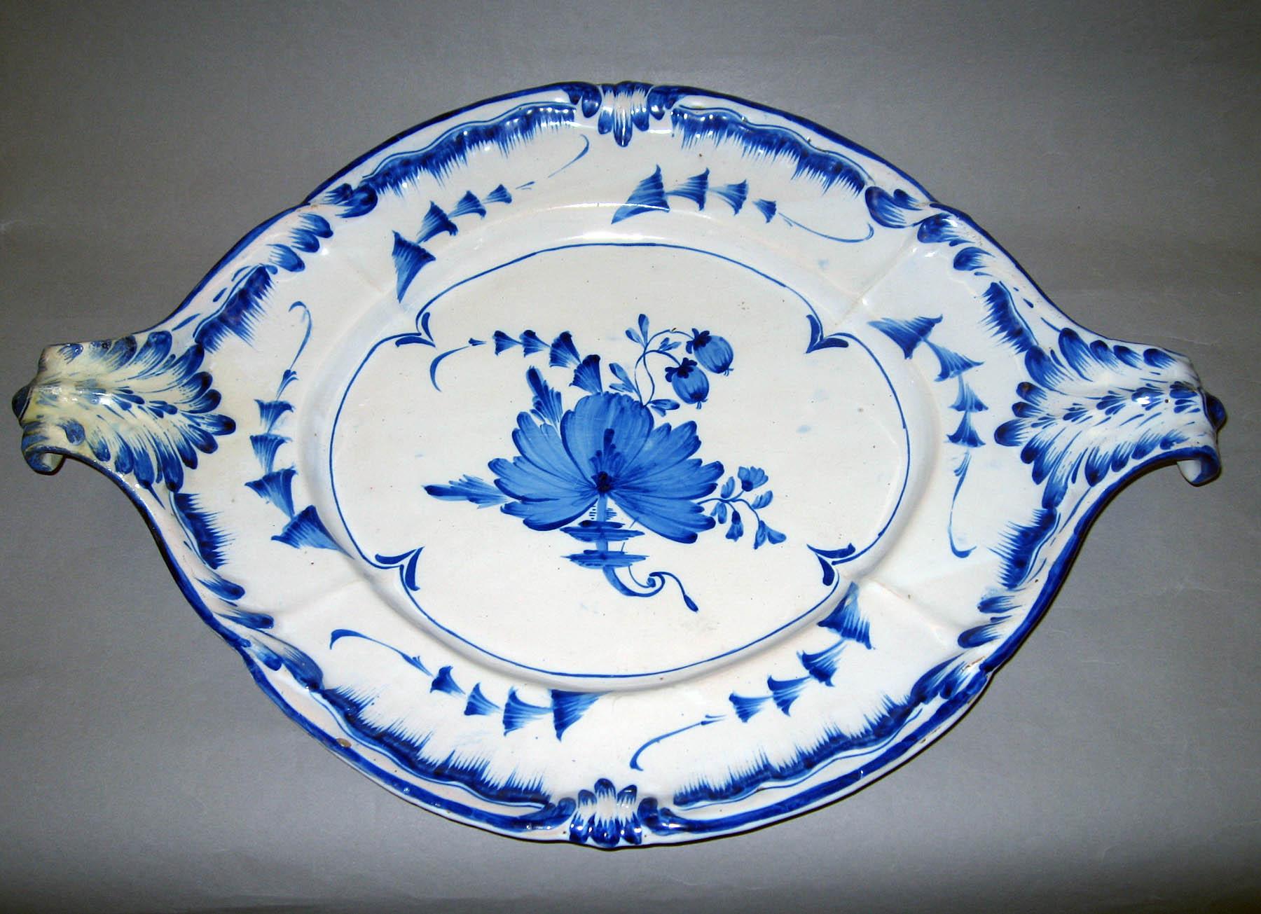 1996.0004.127 C Tin-glazed earthenware stand