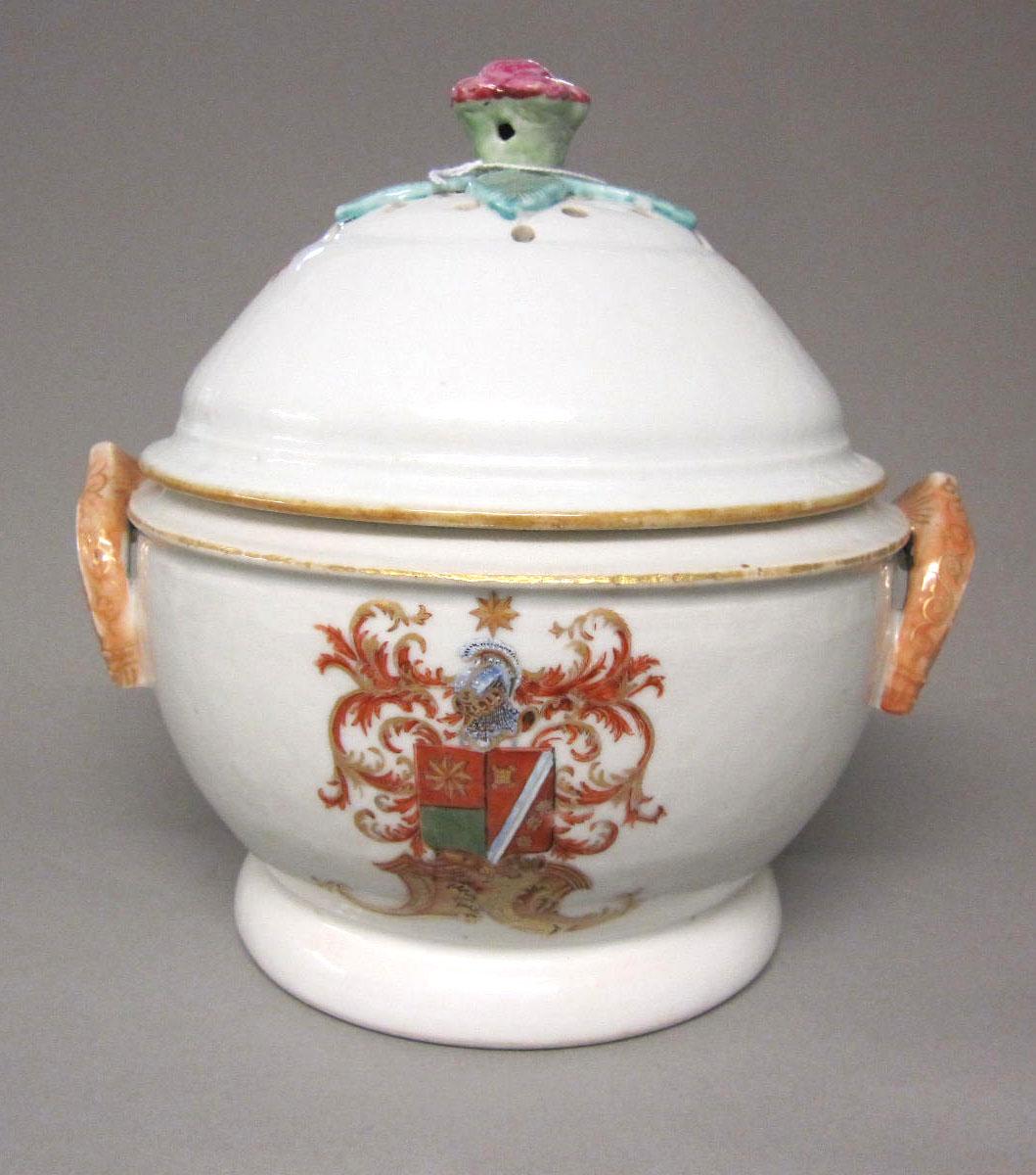 1996.0004.128.001 A,B Porcelain tureen