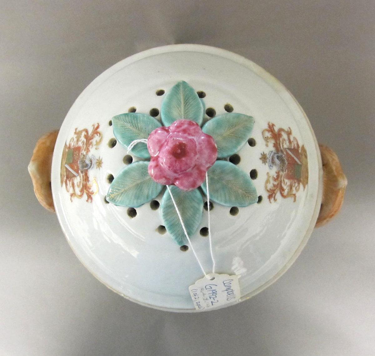 1996.0004.128.001 A,B Porcelain tureen top