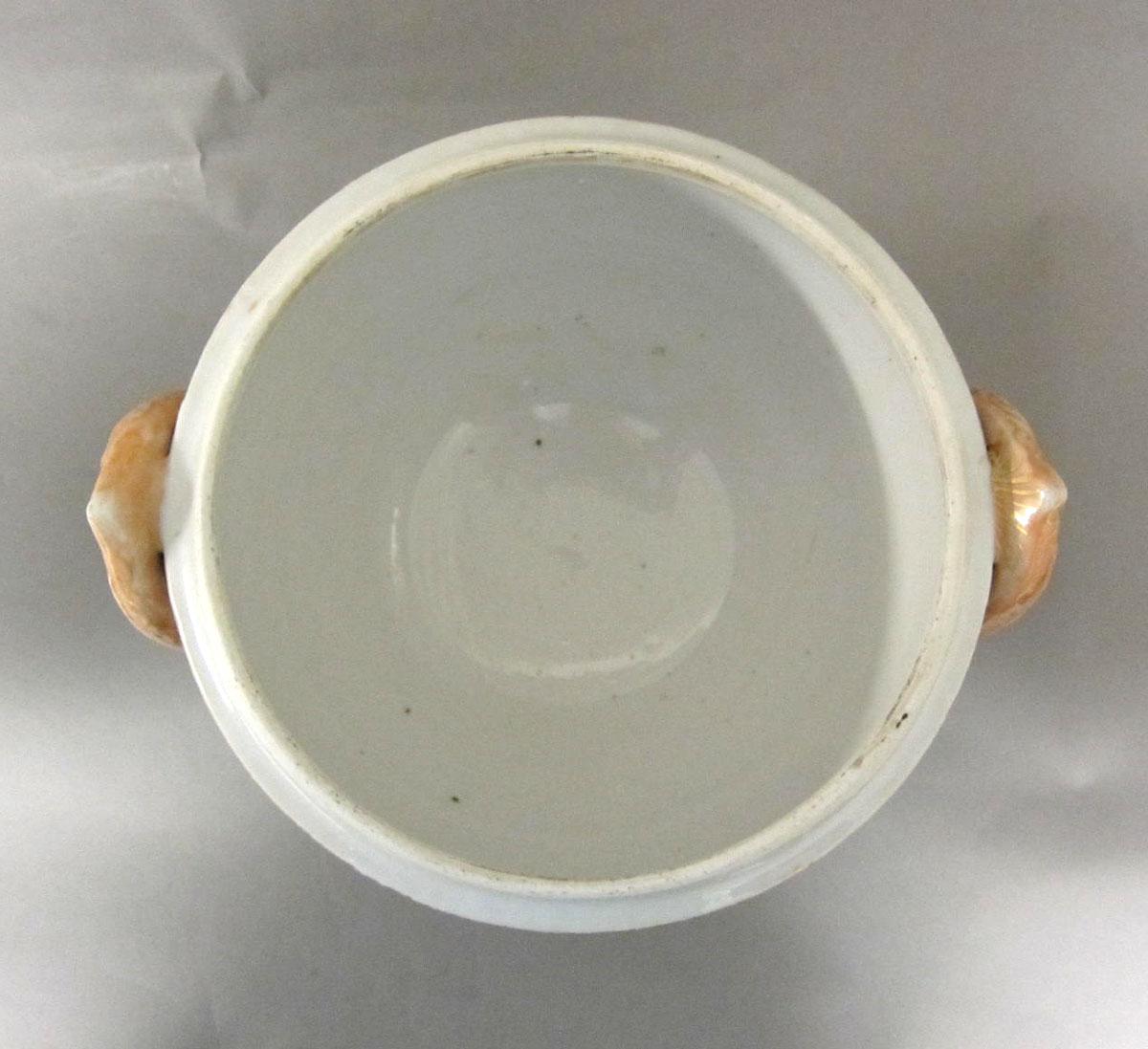 1996.0004.128.001 A Porcelain tureen top